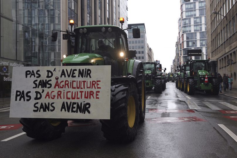 Des tracteurs roulent en formation alors qu'ils quittent la ville après une manifestation d'agriculteurs devant une réunion des ministres européens de l'Agriculture à Bruxelles, en février 2024.