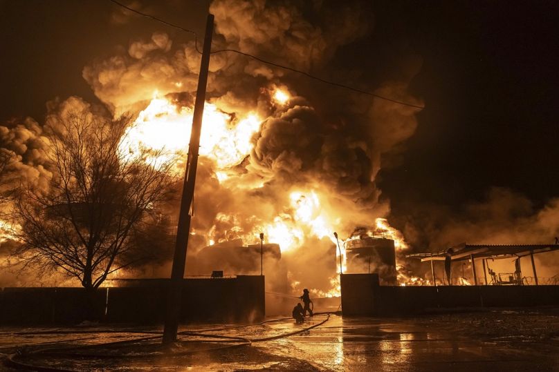 Les pompiers éteignent un incendie après une attaque russe contre un quartier résidentiel de Kharkiv, mars 2024