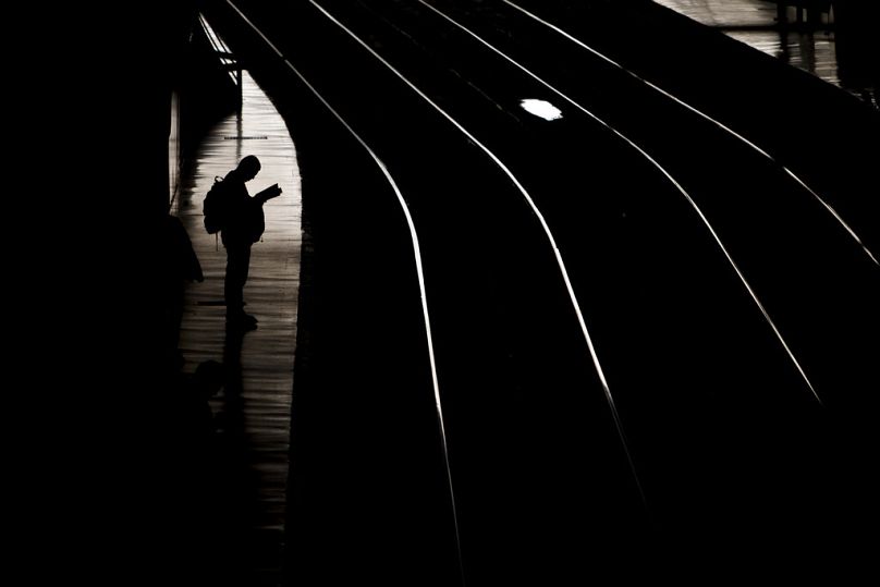 Un homme attend le train à la gare d'Atocha à Madrid, mars 2014