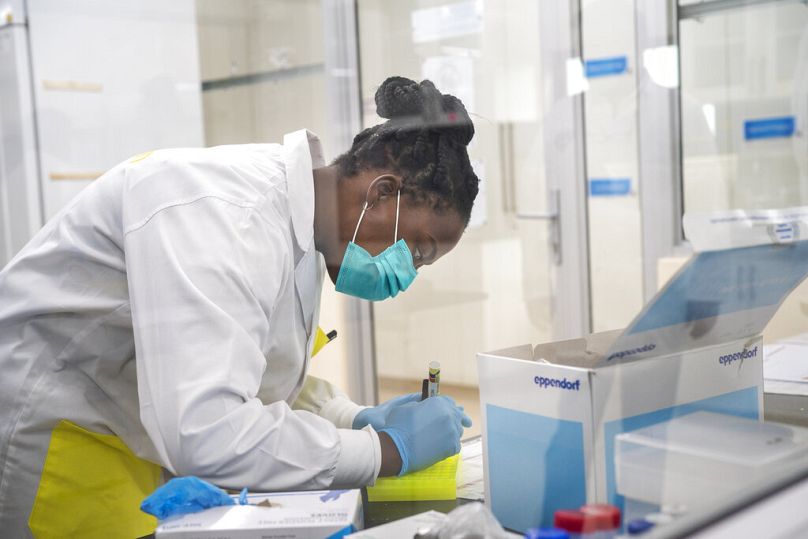 La scientifique médicale Melva Mlambo travaille au séquençage d'échantillons d'omicrons de COVID-19 au centre de recherche Ndlovu à Elandsdoorn, décembre 2021.