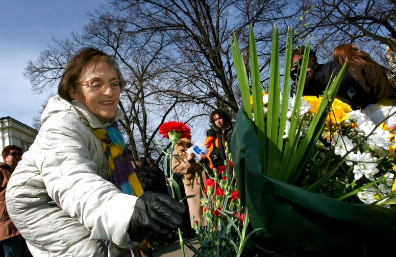 Une femme dépose une fleur en hommage au monument commémoratif de Sofia, pour marquer le sauvetage des Juifs bulgares des camps d'extermination nazis, mars 2007.