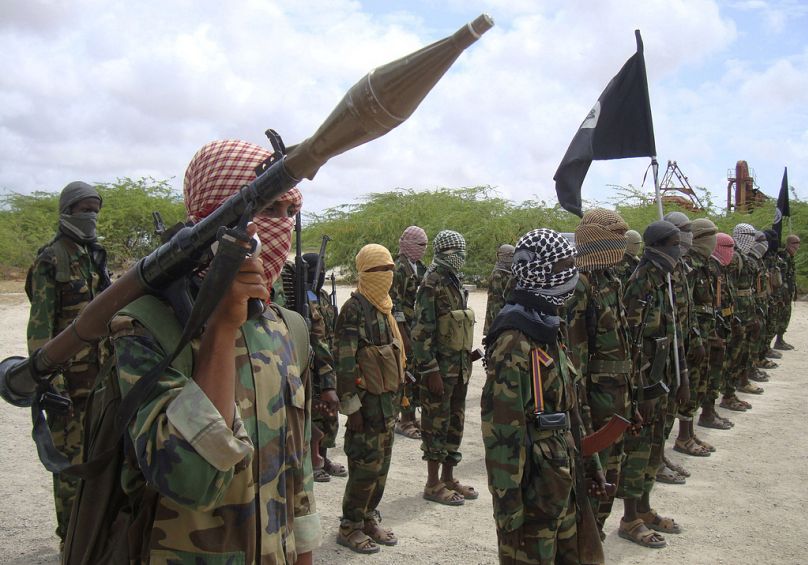 Des combattants d'Al-Shabaab exposent leurs armes lors d'exercices militaires dans le nord de Mogadiscio, octobre 2010.