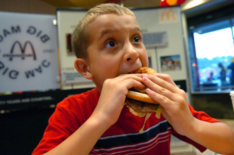 Un enfant mord dans un Big Mac lors de l'ouverture d'un restaurant McDonald's Big Mac Museum à North Huntingdon, Pennsylvanie, août 2007