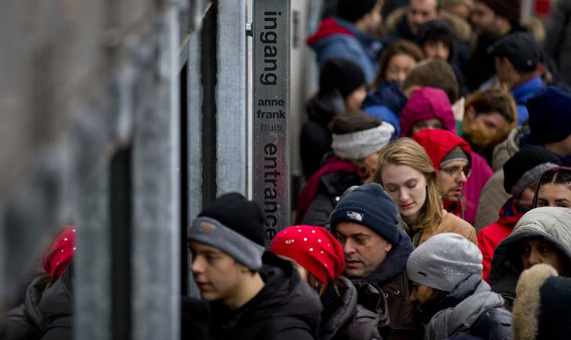 Des touristes font la queue pour entrer dans la Maison d'Anne Frank à Amsterdam, décembre 2017