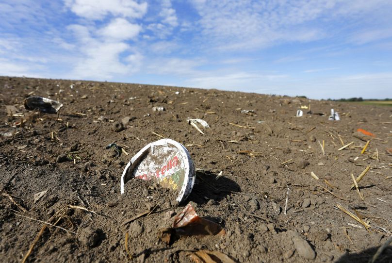 Des déchets plastiques se trouvent dans un champ fraîchement cultivé à Nauen, septembre 2018