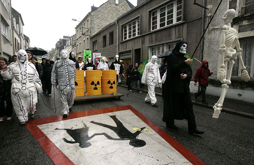 Des militants écologistes portent un squelette lors d'une marche pour dénoncer les projets de la France de construire davantage de réacteurs nucléaires et une nouvelle génération de centrales électriques.  15 avril 2006.