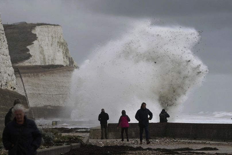 Des vagues s'écrasent sur le mur du port de Newhaven, dans le sud de l'Angleterre, le jeudi 2 novembre 2023.