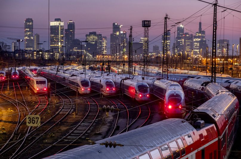 Les trains sont garés devant la gare principale de Francfort, en Allemagne, dans le cadre des grèves de la semaine dernière.