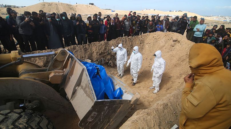 Des Palestiniens assistent aux funérailles collectives des personnes tuées lors de l'offensive israélienne sur Khan Younis à Rafah, dans la bande de Gaza, le jeudi 7 mars 2024.