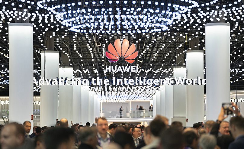 Des visiteurs traversent le stand Huawei lors du Mobile World Congress 2024 à Barcelone, en Espagne, le lundi 26 février 2024.
