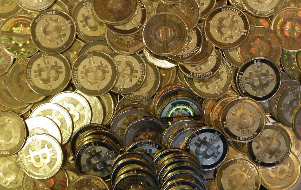 Une photo d'archive de 2013 montre des jetons Bitcoin dans la boutique de l'ingénieur logiciel Mike Caldwell, 35 ans, à Sandy, dans l'Utah.