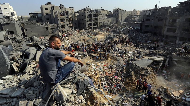 Un homme inspecte les ruines du camp de réfugiés de Jabaliya, dans le nord de la bande de Gaza, le 1er novembre 2023, après qu'il ait été pris pour cible par des frappes aériennes israéliennes.