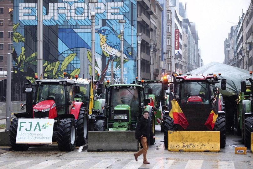 Des tracteurs sont garés derrière un blocus dans le quartier européen lors d'une manifestation d'agriculteurs devant une réunion des ministres européens de l'Agriculture à Bruxelles, le 26 février 2024.