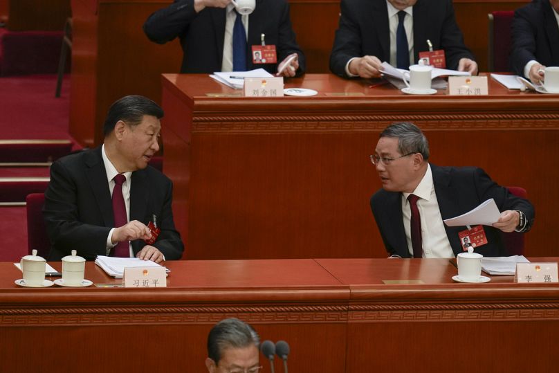 Le président chinois Xi Jinping, à gauche, s'entretient avec le Premier ministre chinois Li Qiang lors de la séance d'ouverture de l'APN au Grand Palais du Peuple à Pékin, Chine, 24/03/05