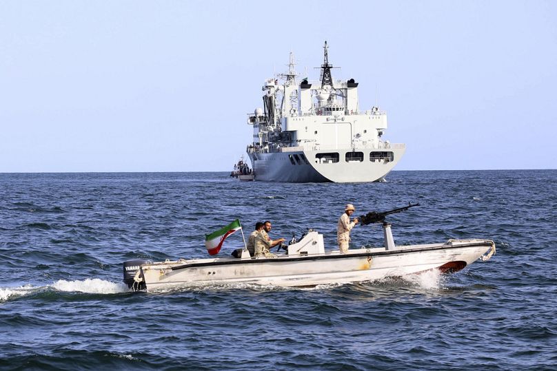 Un bateau militaire iranien patrouille alors qu'un navire de guerre entre dans les eaux iraniennes avant le début d'un exercice naval conjoint de l'Iran, de la Russie et de la Chine dans l'océan Indien.