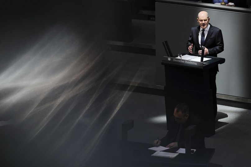 Le chancelier allemand Olaf Scholz prononce un discours devant le Parlement allemand, le Bundestag, à Berlin, à la veille du sommet européen.