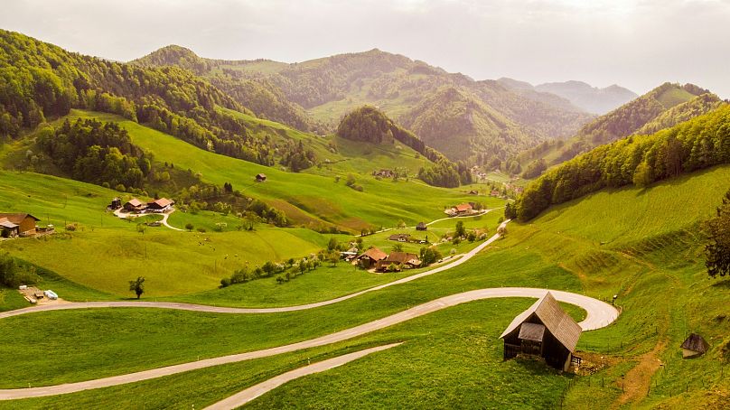 Pourquoi ne pas admirer les collines du col de Passwang lors de votre visite en Suisse ?