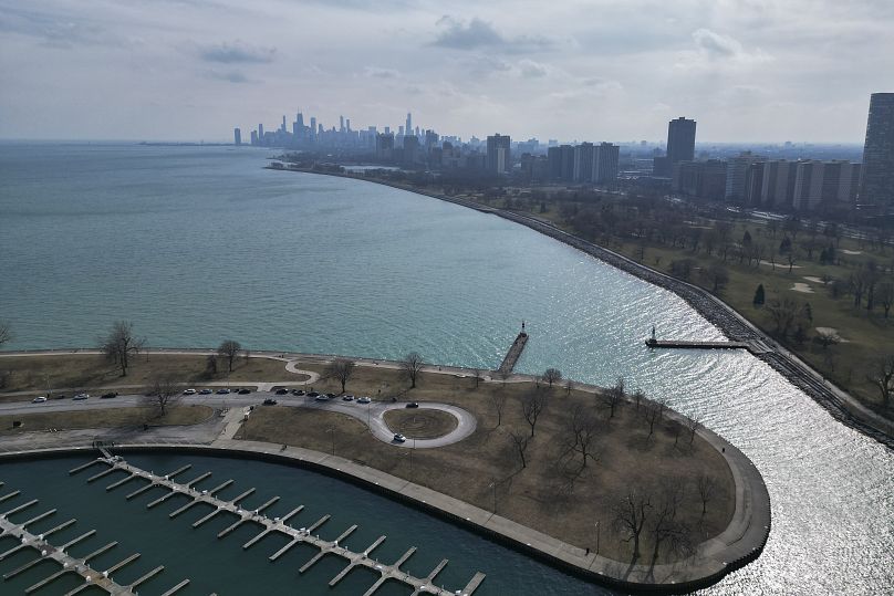 La lumière du soleil se reflète sur le lac Michigan, à Montrose Harbor, lors d'une journée inhabituellement chaude, le 27 février 2024, à Chicago.