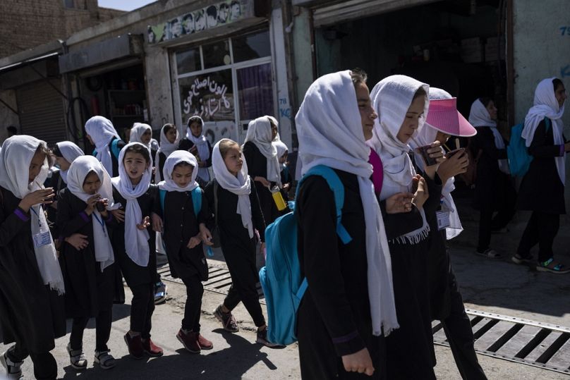 Des élèves marchent ensemble depuis l’école de Kaboul, en Afghanistan.