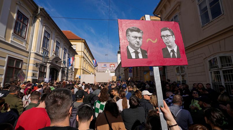 Un manifestant antigouvernemental tient une banderole lors d'une manifestation sur la place Saint-Marc à Zagreb, en Croatie, le samedi 17 février 2024.