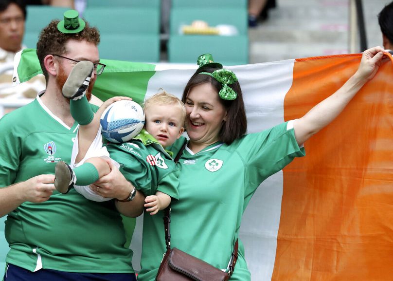 Les supporters irlandais attendent le début du match de la poule A de la Coupe du monde de rugby au stade Ecopa de Shizuoka, entre le Japon et l'Irlande à Shizuoka, au Japon, le samedi 28 septembre 2019.