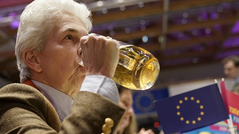 La présidente de la commission de la défense du Bundestag allemand Marie-Agnes Strack-Zimmermann boit une bière au début de l'événement du mercredi des Cendres du FDP à Dingolfing, en Allemagne,