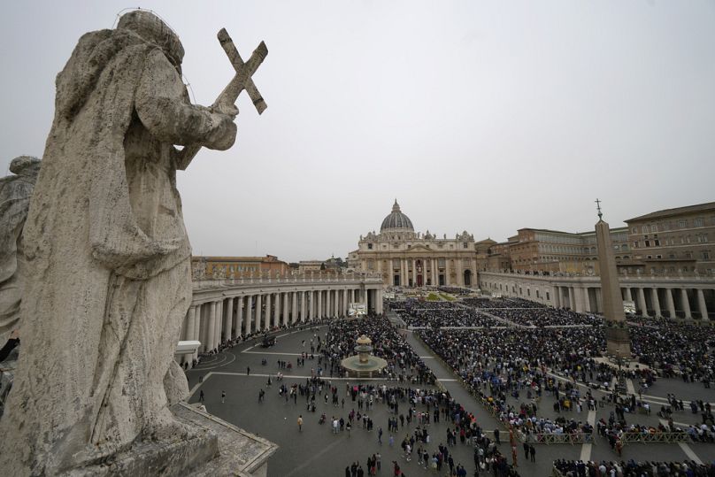 Une vue de la place Saint-Pierre au Vatican pendant la messe du dimanche de Pâques célébrée par le pape François, dimanche 31 mars 2024