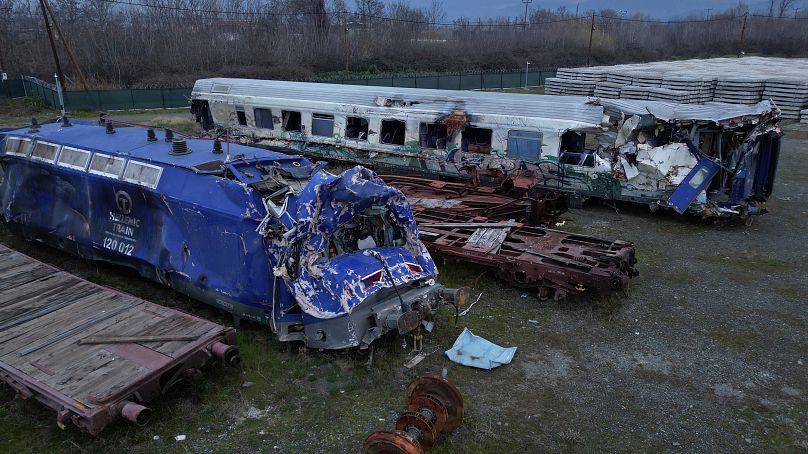 Une vue aérienne des wagons et d'autres pièces récupérées dans un accident de train, près de la ville de Larissa, dans le centre de la Grèce, le mercredi 28 février 2024.