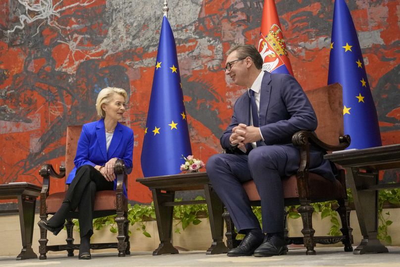 Vučić, à droite, et la présidente de la Commission européenne, Ursula von der Leyen, arrivent à une conférence de presse après des entretiens au Palais de Serbie à Belgrade, en Serbie, le mardi 31 octobre 2023.