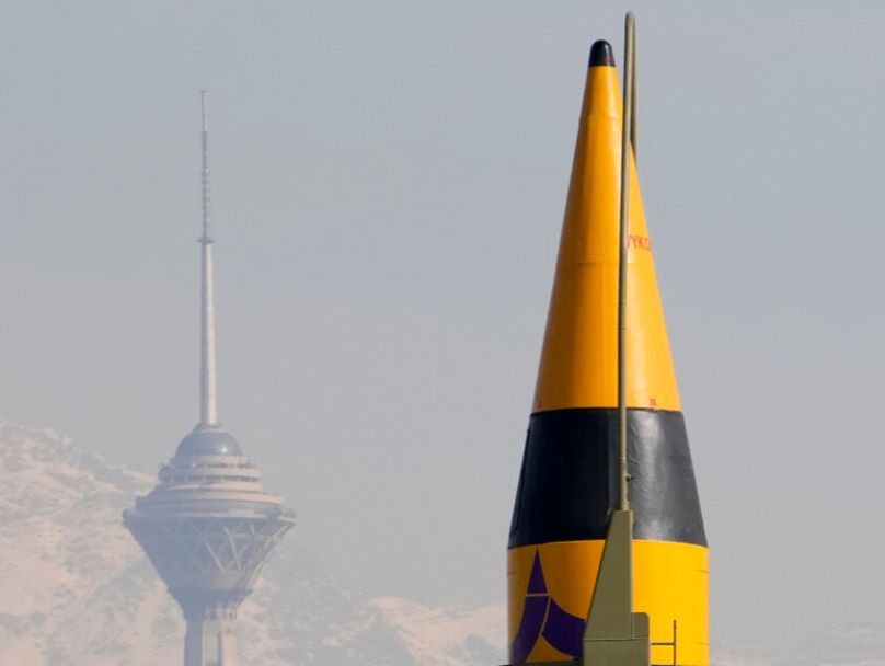 Un missile de fabrication iranienne est exposé lors d'un rassemblement à Téhéran avec la tour de télécommunication Milad en arrière-plan.