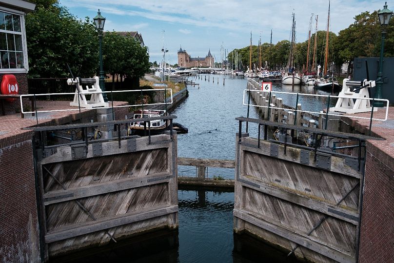 Amsterdam se trouve à deux mètres sous le niveau de la mer et est protégée par un système complexe de canaux, d'écluses et de barrages.