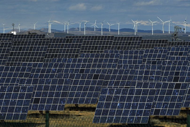 Des panneaux solaires fonctionnent près de la petite ville de Milagro, dans la province de Navarre, au nord de l'Espagne.