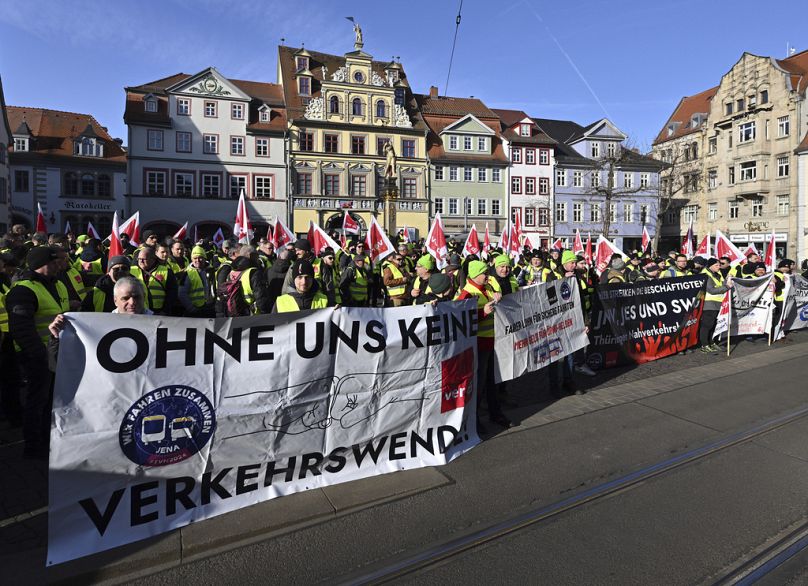 Des employés des transports publics manifestent dans le centre-ville d'Erfurt, en Allemagne, le jeudi 29 février 2024.