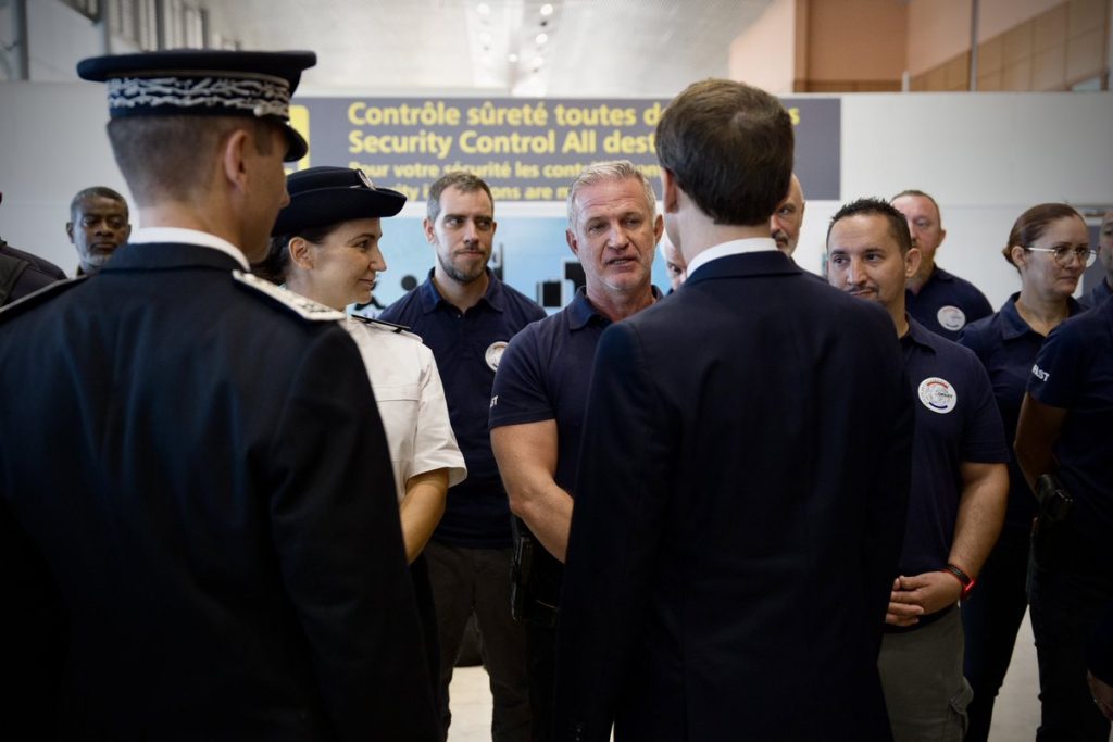 880 interpellations et plus d’une tonne de cocaïne saisie : « 100 % contrôle » à l’aéroport de Cayenne fonctionne ! Lutter contre les trafics illicites et renforcer la sécurité régionale : les résultats sont là. Merci à nos forces qui veillent.