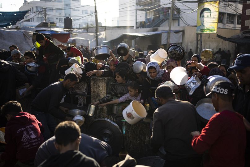 Des Palestiniens font la queue pour un repas gratuit à Rafah, dans la bande de Gaza