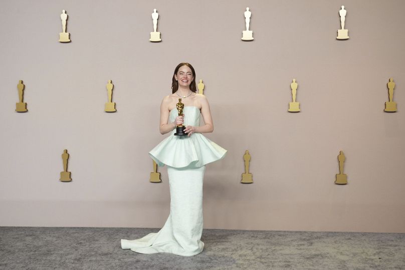 Emma Stone pose dans la salle de presse avec le prix de la meilleure performance d'une actrice dans un rôle principal pour 