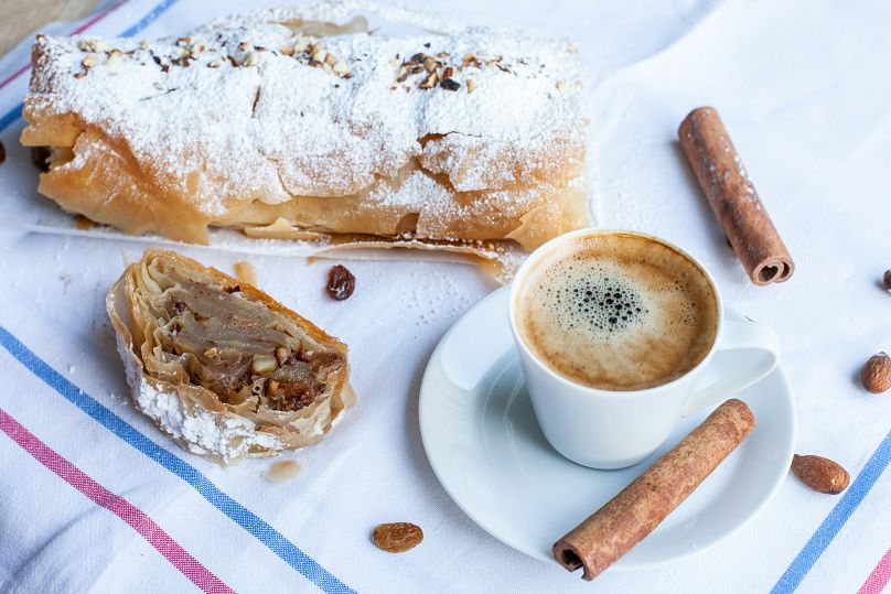 Un voyage en train autrichien est incomplet sans un strudel viennois au lait et au fromage.