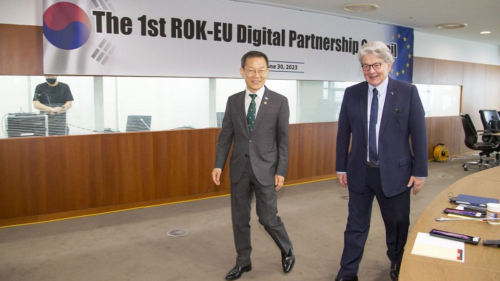 Thierry Breton and Lee Jong-Ho during the first meeting of the partnership.