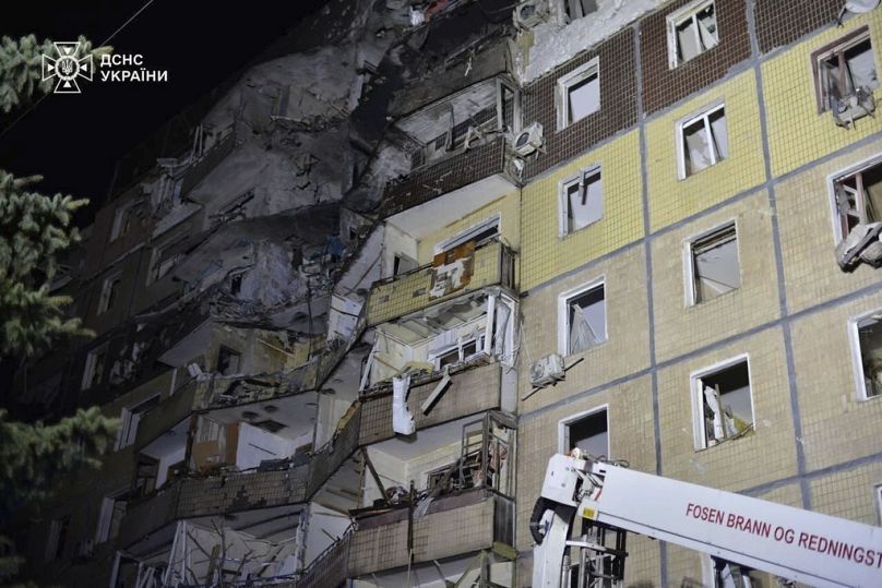 Un immeuble d’appartements est détruit par une attaque russe à Kryvyi Rih, en Ukraine.