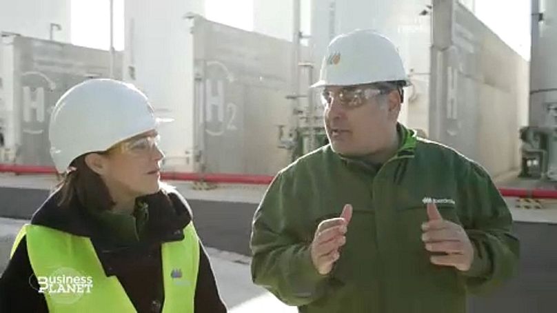 Andrea Bolitho, journaliste à Euronews, et Carlos Fúnez Guerra, responsable du développement de l'hydrogène vert chez Iberdrola