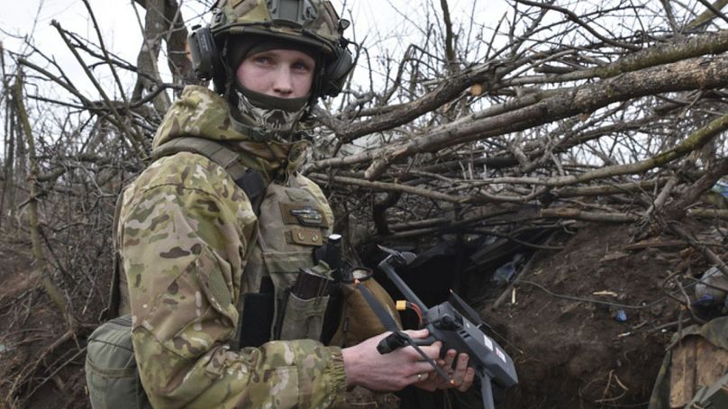 Un soldat ukrainien prépare un drone à lancer sur la ligne de front dans le village de Robotyne, région de Zaporizhzhia, Ukraine, le vendredi 1er mars 2024.