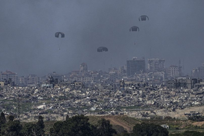 Depuis le sud d'Israël, des parachutes larguent des fournitures dans le nord de la bande de Gaza.