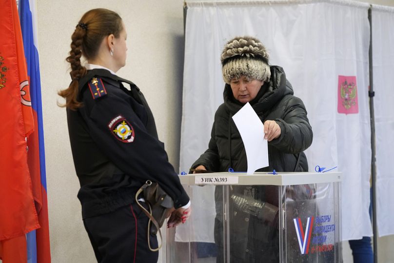 Une femme vote dans un bureau de vote situé dans le gymnase de l’école lors d’une élection présidentielle à Saint-Pétersbourg, en Russie, le vendredi 15 mars 2024.