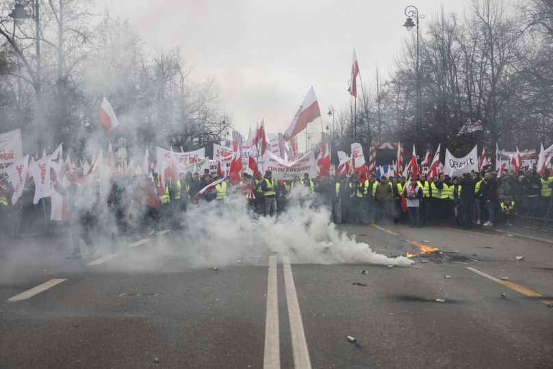 Les agriculteurs et chasseurs polonais et leurs partisans manifestent à Varsovie, en Pologne, le mercredi 6 mars 2024.