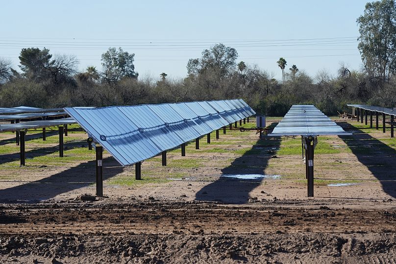 Des rangées de panneaux solaires se trouvent dans l'installation d'énergie de stockage de batteries lithium-ion du Eleven Mile Solar Center d'Orsted, le jeudi 29 février 2024, à Coolidge, en Arizona.