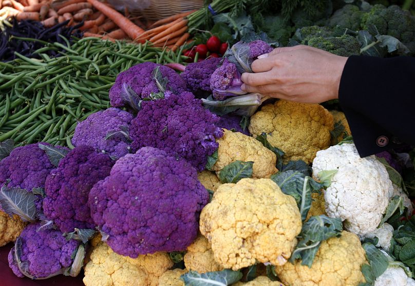 Un acheteur choisit parmi une variété de chou-fleur