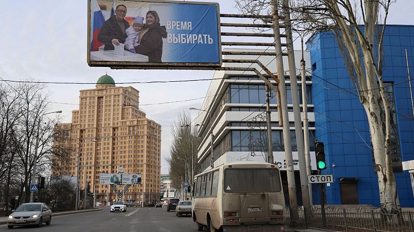 Un panneau publicitaire annonçant la prochaine élection présidentielle avec des mots en russe : 