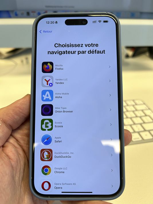 Un message contextuel pour choisir un navigateur s'affiche sur l'écran d'un iPhone, à Bruxelles, en Belgique.