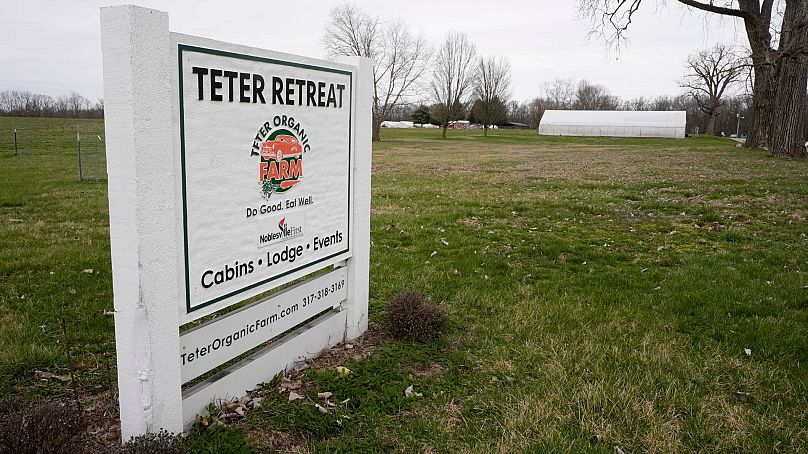 Un panneau accueille les invités à la ferme biologique et au centre de retraite Teter, en mars 2024, à Noblesville, Indiana.