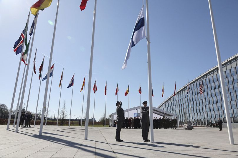 Des militaires hissent le drapeau finlandais lors d'une cérémonie de lever du drapeau en marge d'une réunion des ministres des Affaires étrangères de l'OTAN au siège de l'OTAN à Bruxelles, en avril 2023.